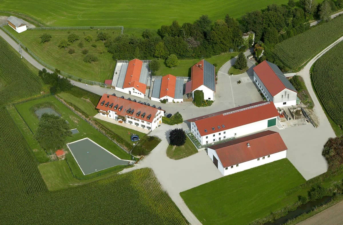 Luftbild des Hofes Riffenthal mit Pensionsgebäuden und Freiflächen