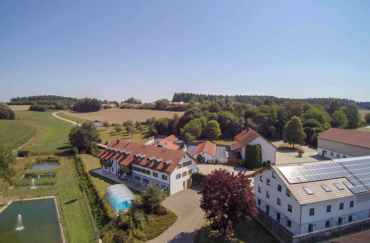 Luftbild des Hofes Riffenthal mit Weiher, Gebäuden und umgebender Landschaft