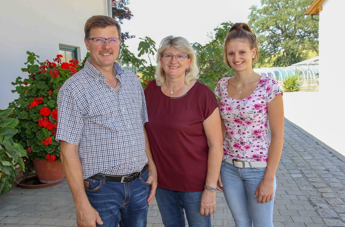 Familie Grandinger vor dem Eingang der Tierpension